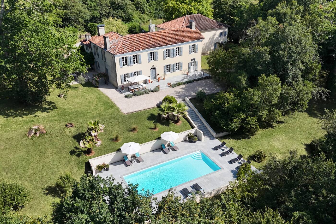 Vue aérienne du vignoble Domaine de Belloc, coteaux du Madiran